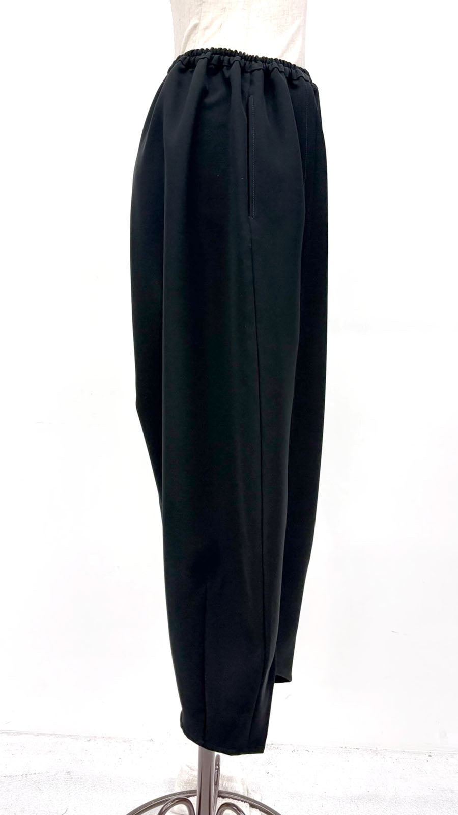 【WEB展 2027年1月予約商品】クロスジョーゼット コクーンパンツ ブラックフォーマル 日本製（057-5242）