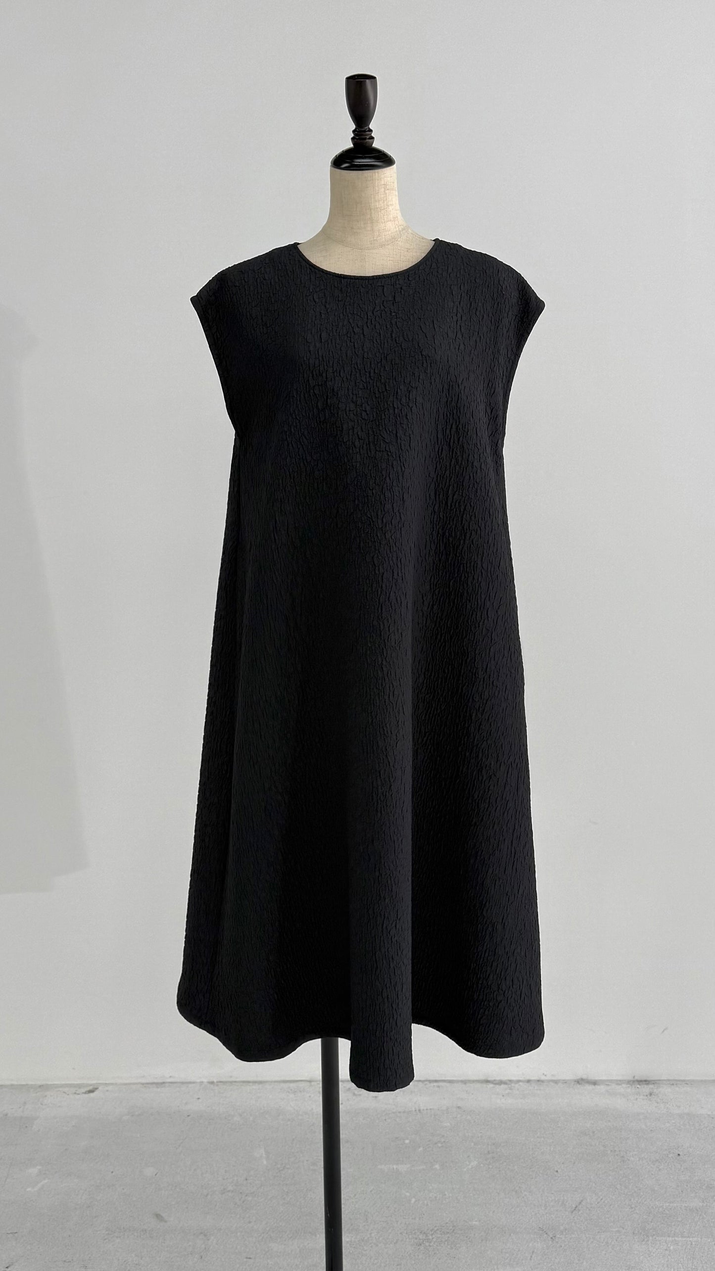 凹凸素材 ジャガード フレンチスリーブAラインワンピース 日本製(057-4982)