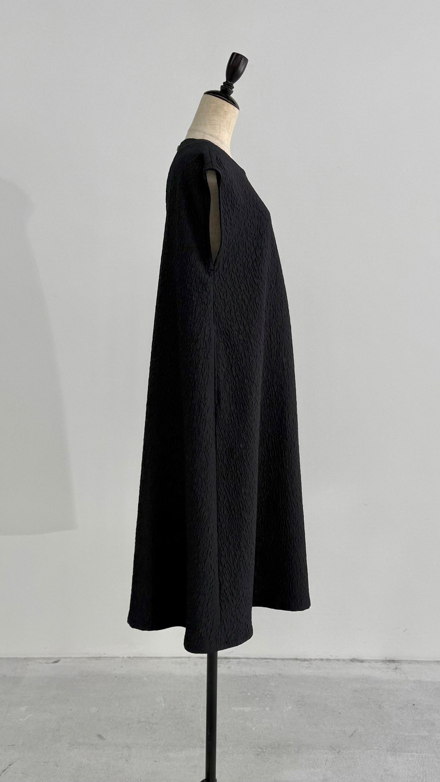 凹凸素材 ジャガード フレンチスリーブAラインワンピース 日本製(057-4982)