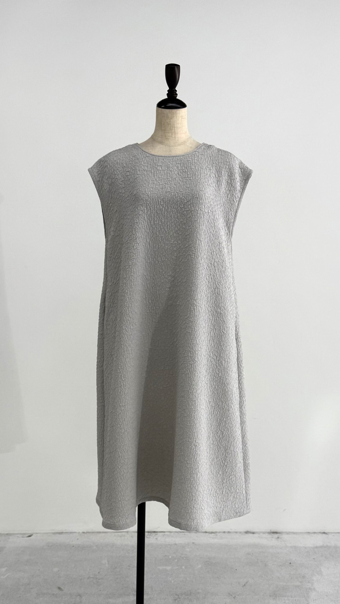 凹凸素材 ジャガード フレンチスリーブAラインワンピース 日本製(057-4982)