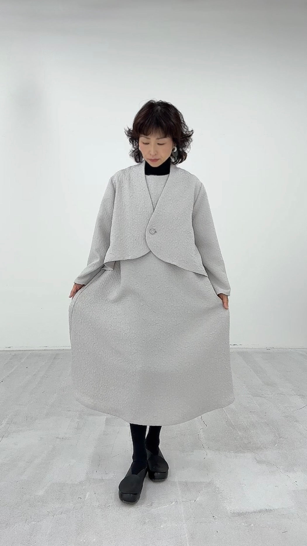 凹凸素材 ジャガード フレンチスリーブAラインワンピース 日本製(057-4982)