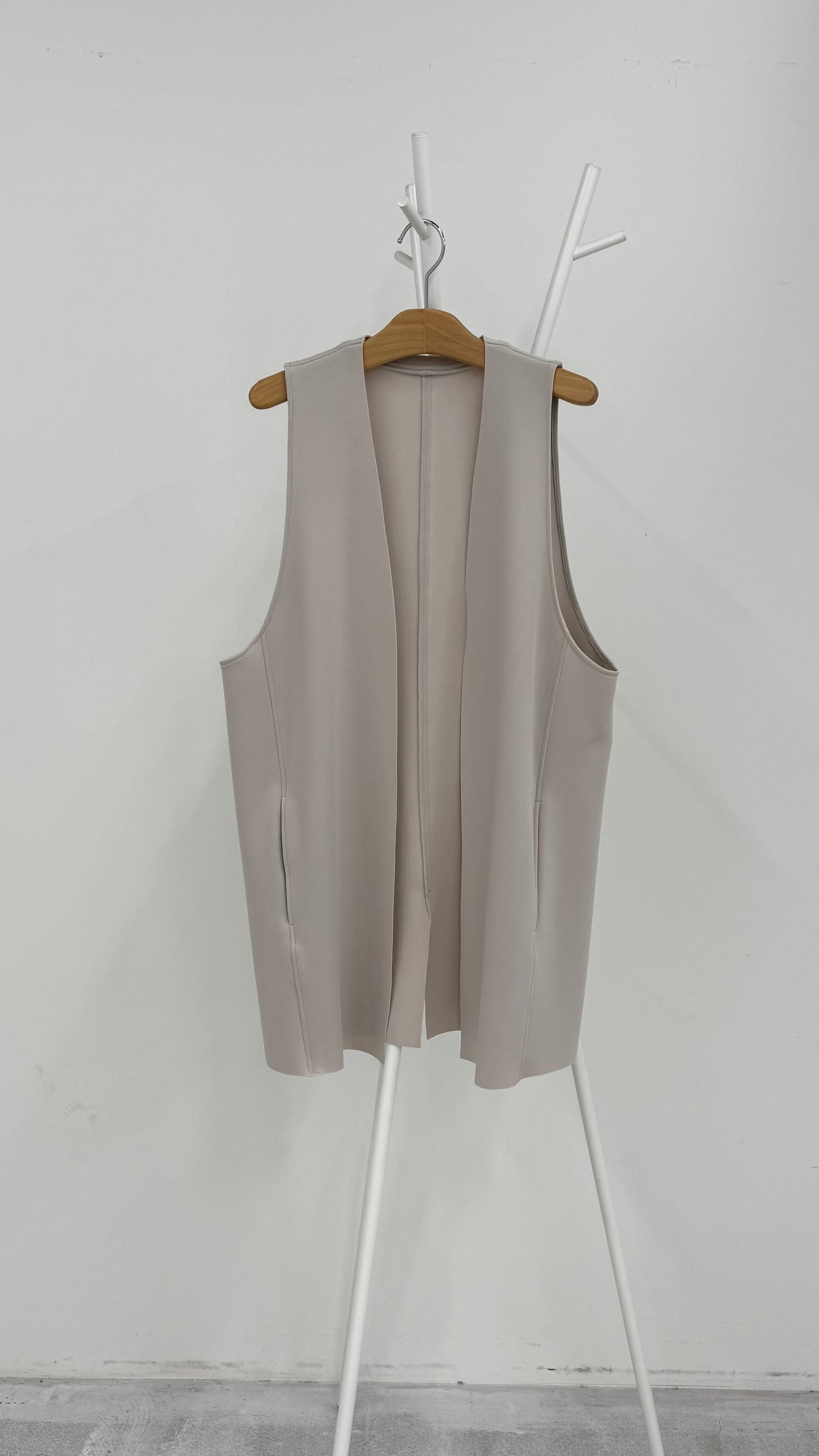 断ち切りダンボールニット ミドルジレ 065-3370